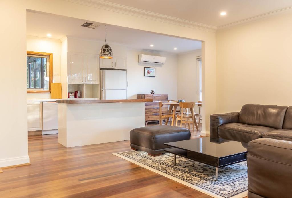 Puddings Tranquil Sunroom Retreat in Glen Waverley photo 4