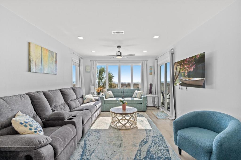 Direct Oceanfront 3BR 2BA Pool Modern Oasis image