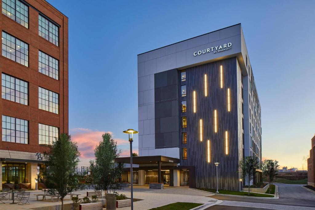 Courtyard by Marriott Baltimore Downtown/McHenry Row image
