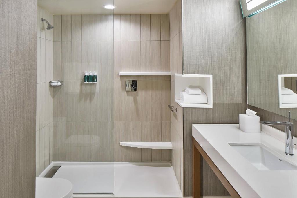 Courtyard by Marriott Baltimore Downtown/McHenry Row - Tap to explore photos