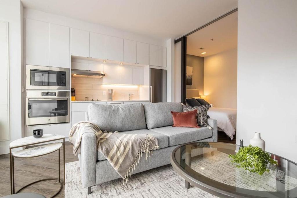 Landing at Linda Vista - 2 Bedrooms in Villa Balboa image