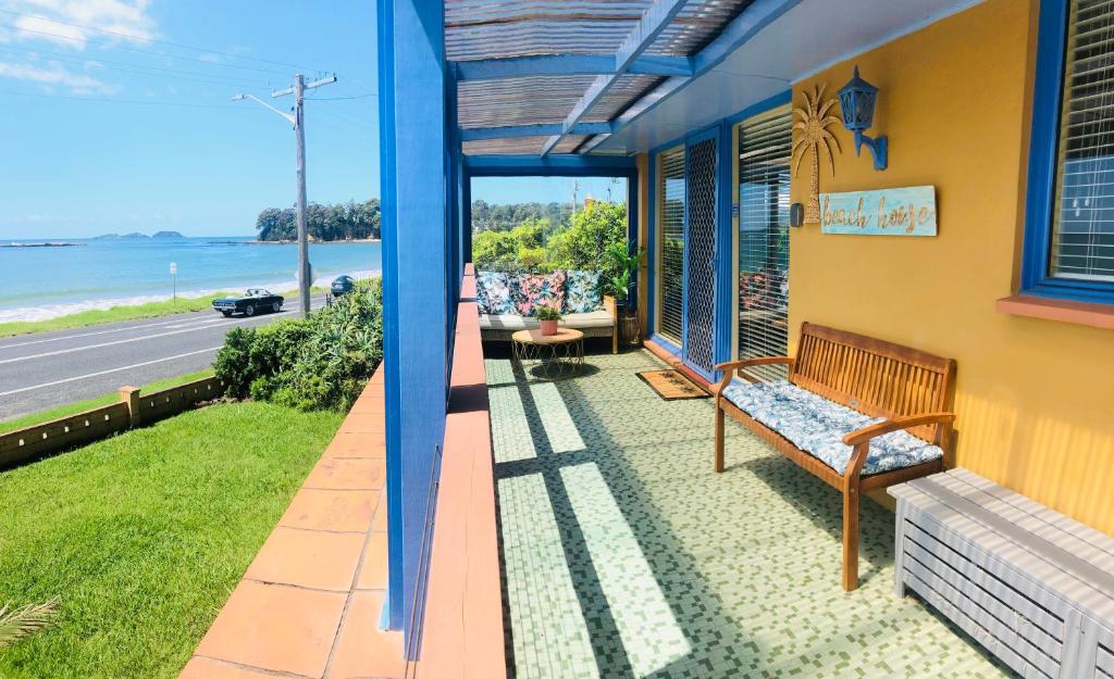 Casey's Beachfront Holiday House photo 3