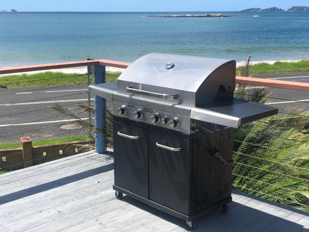 Casey's Beachfront Holiday House photo 2
