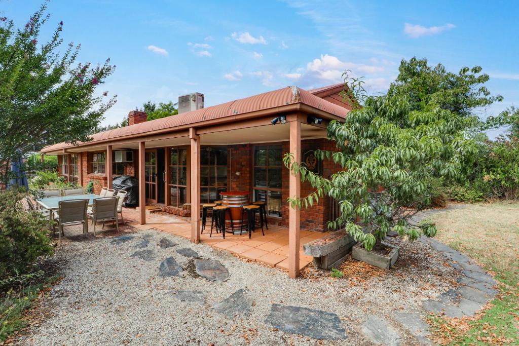 The Link Mansfield - Sleeps 11 photo 1