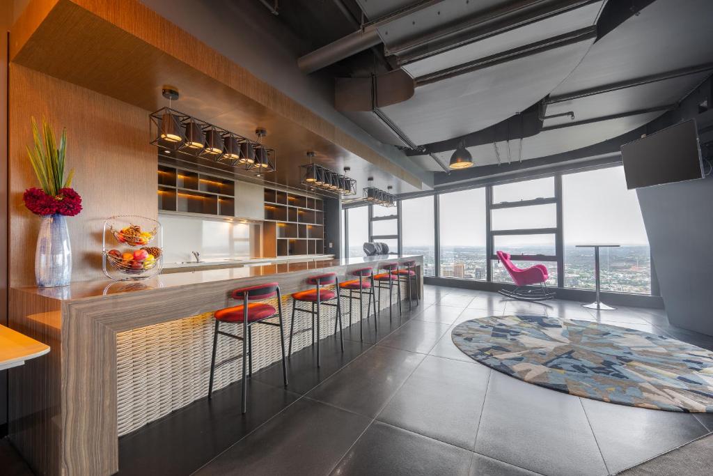 Luxurious Entire Top Floor Penthouse at Eureka Tower photo 2