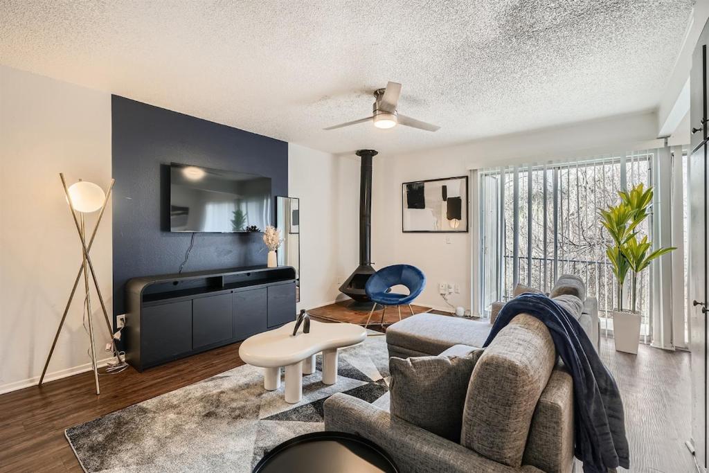 Your Modern King Suite Getaway - Sleeps 4 - Pool, Prkg image