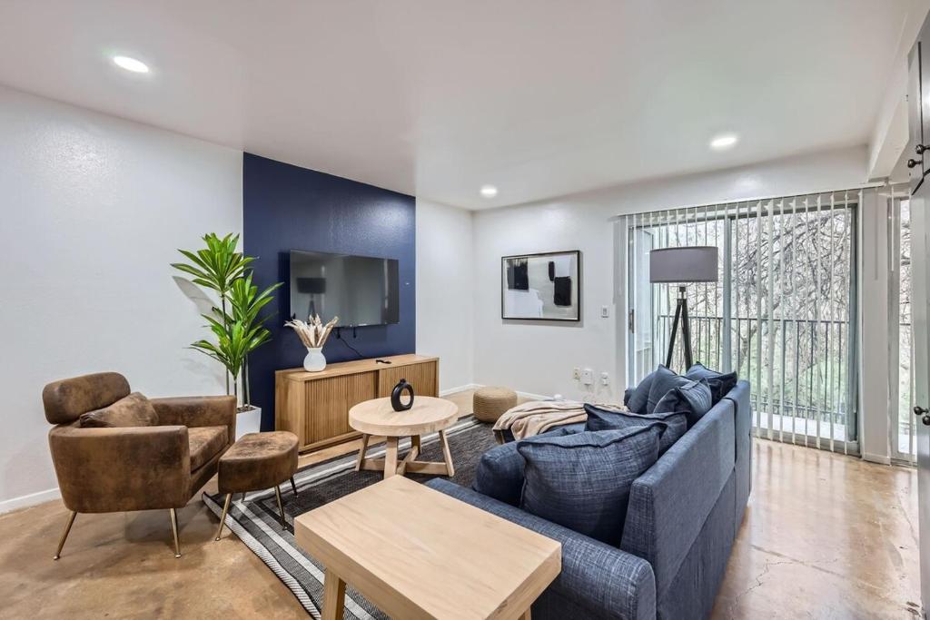 Your Airy King Suite Getaway - Sleeps 4 - Pool, Prkg image