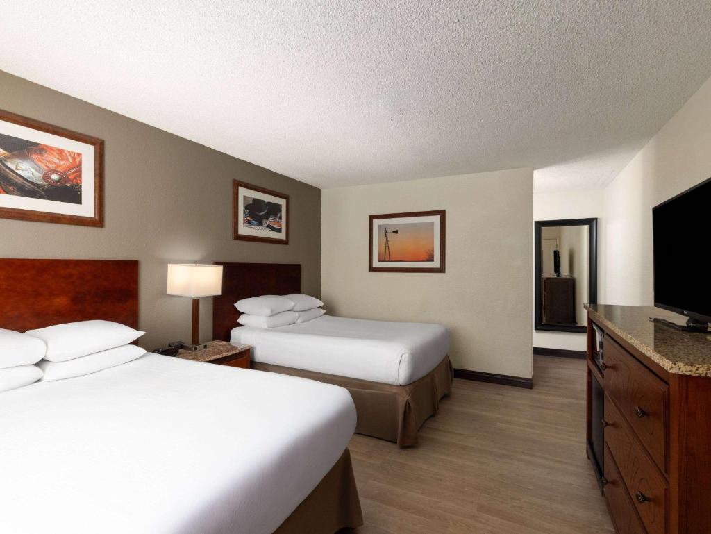 Ramada by Wyndham Elko Hotel at Stockmen's Casino image