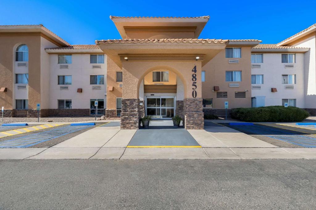 Comfort Inn & Suites near Kino Sports Complex image