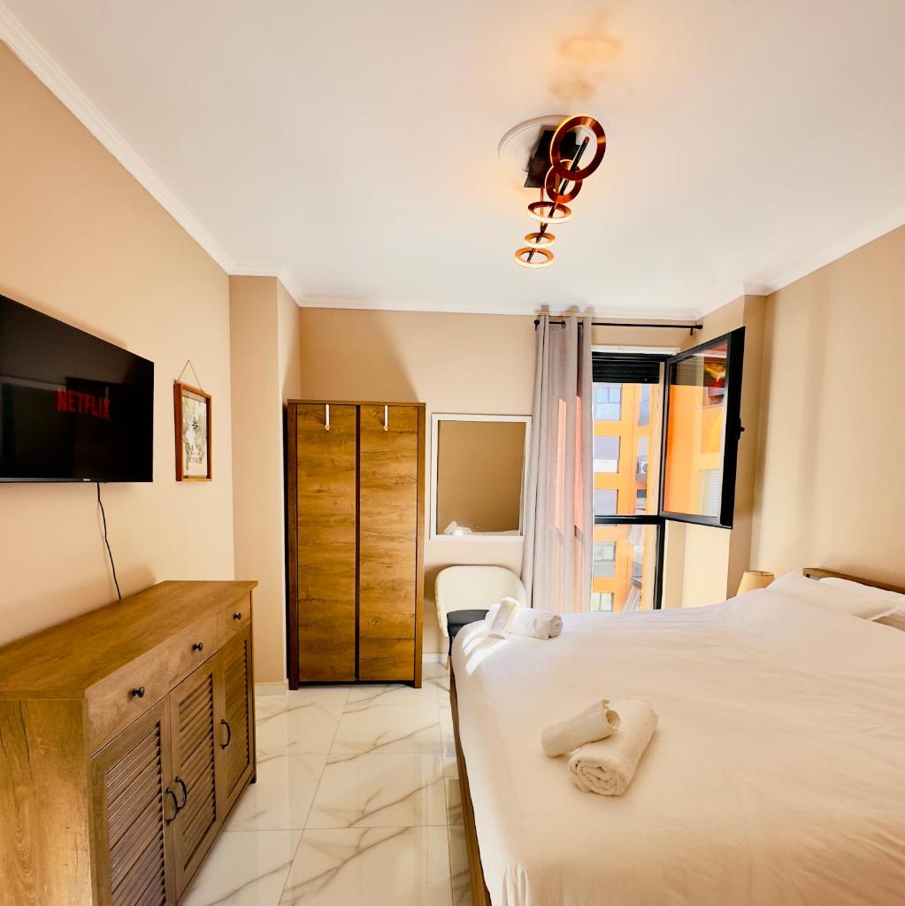 Tirana - GGpremiumstays - 2 double bedrooms deluxe apartment with balcony photo 3