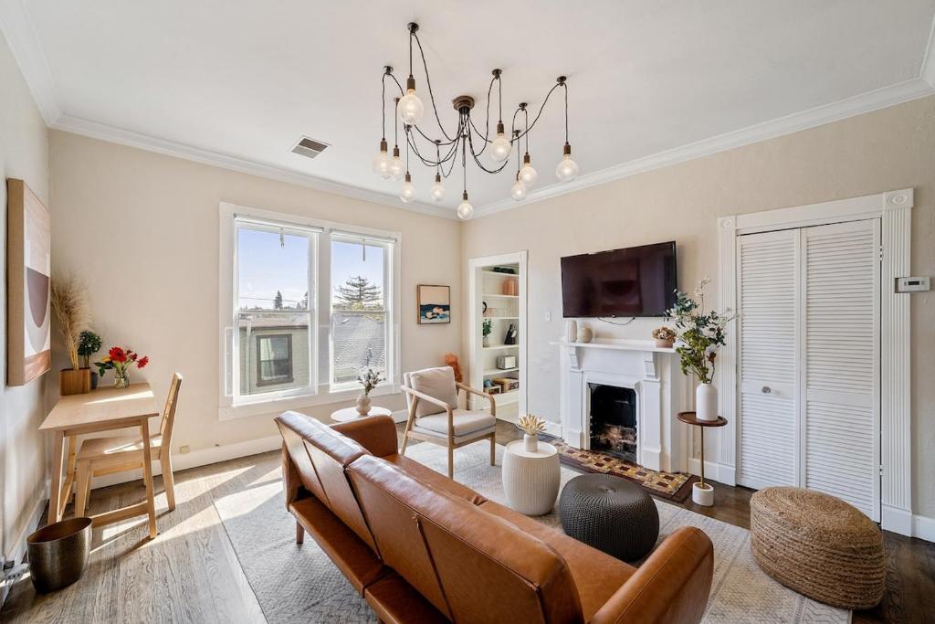 Beautiful Top Floor Getaway in Beach Town image