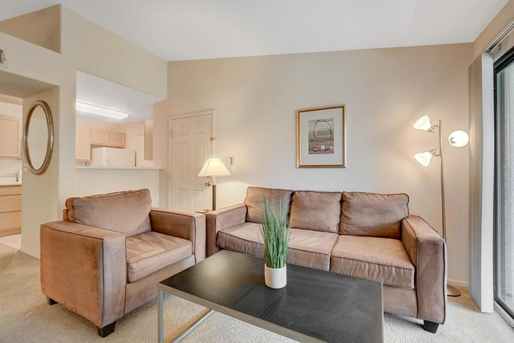 Charming 1 Bedroom Condominium image