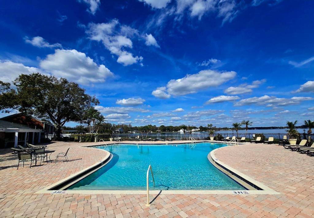 Beautiful Condo Close to Busch Gardens image