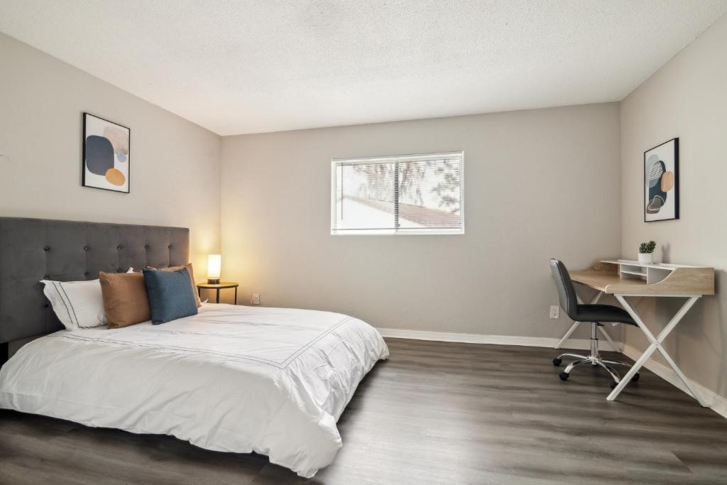 Sweetwater 8e I Beautiful 2bd Apt I Free Parking image