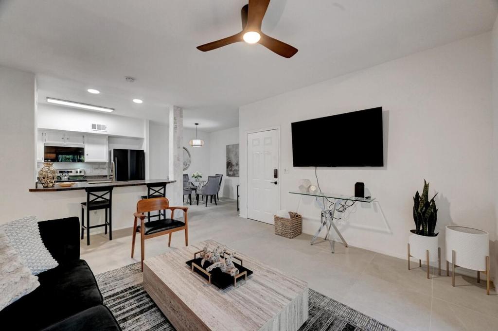 Stylish Southwest Condo image