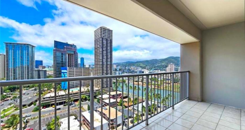 Luxury Upscale Condo In The Heart Of Wikiki image
