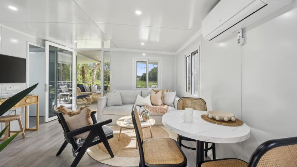 Leo's Beach Hideaway - Stylish Tiny Home photo 3