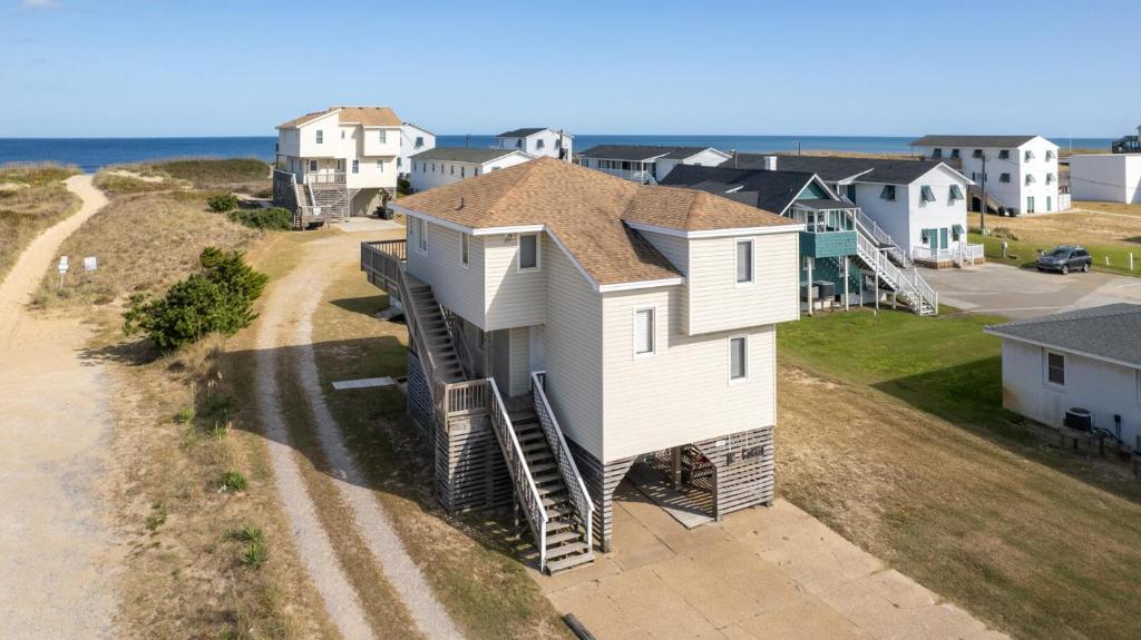 Summer Nights 4 Bedroom Oceanside Home image