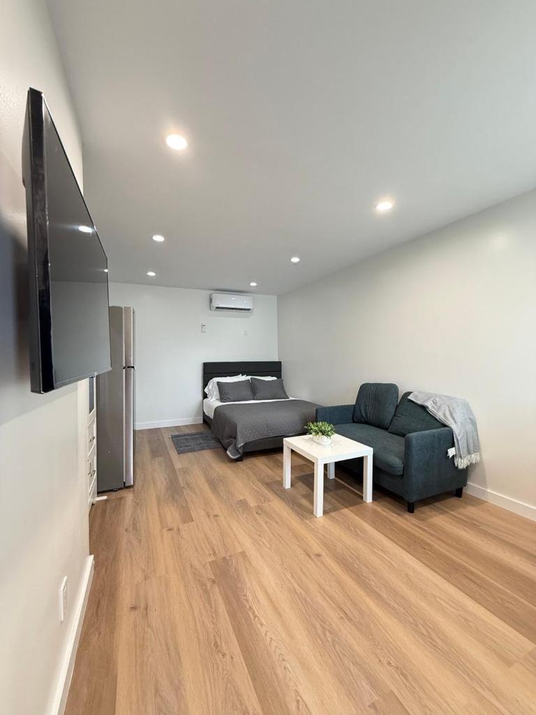 Modern Studio Stylish &Cozy Right Unit - Tap to explore photos