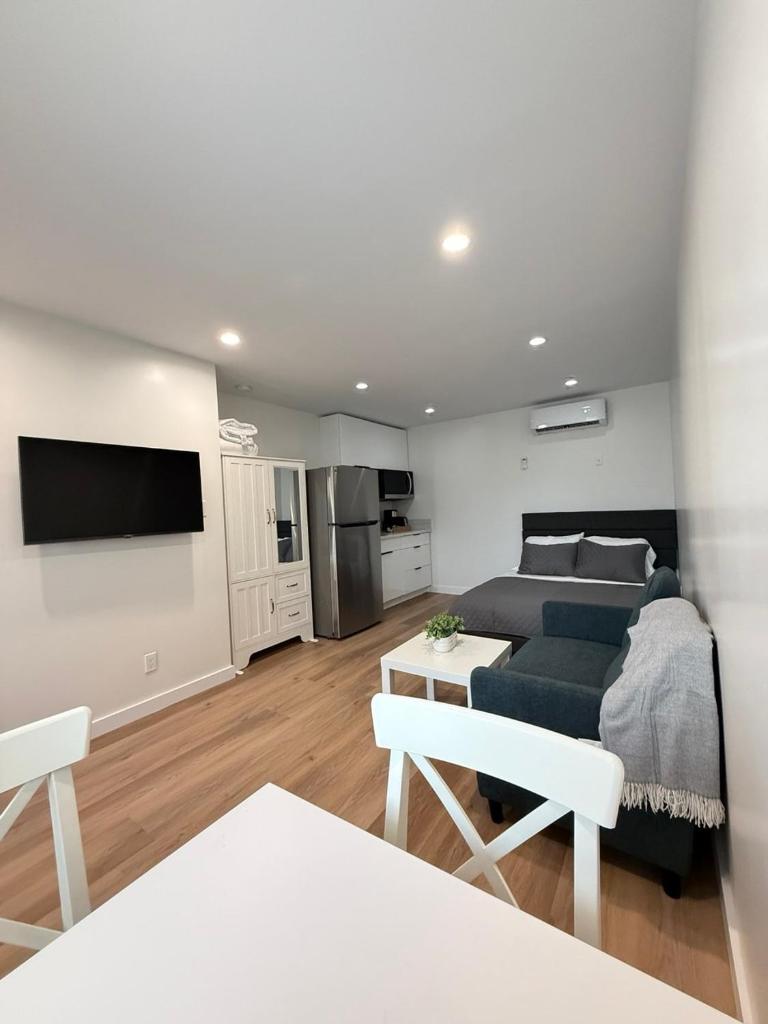 Modern Studio Stylish &Cozy Right Unit - Tap to explore photos