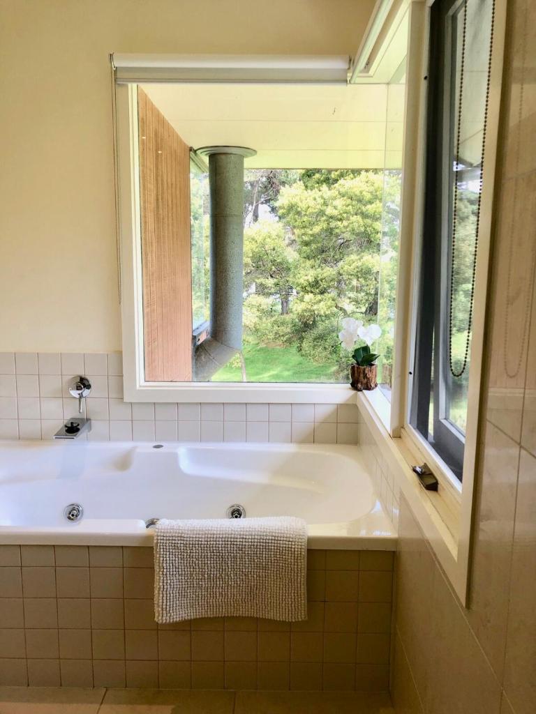 Lake Daylesford Villa2 Lake frontage pet friendly photo 3