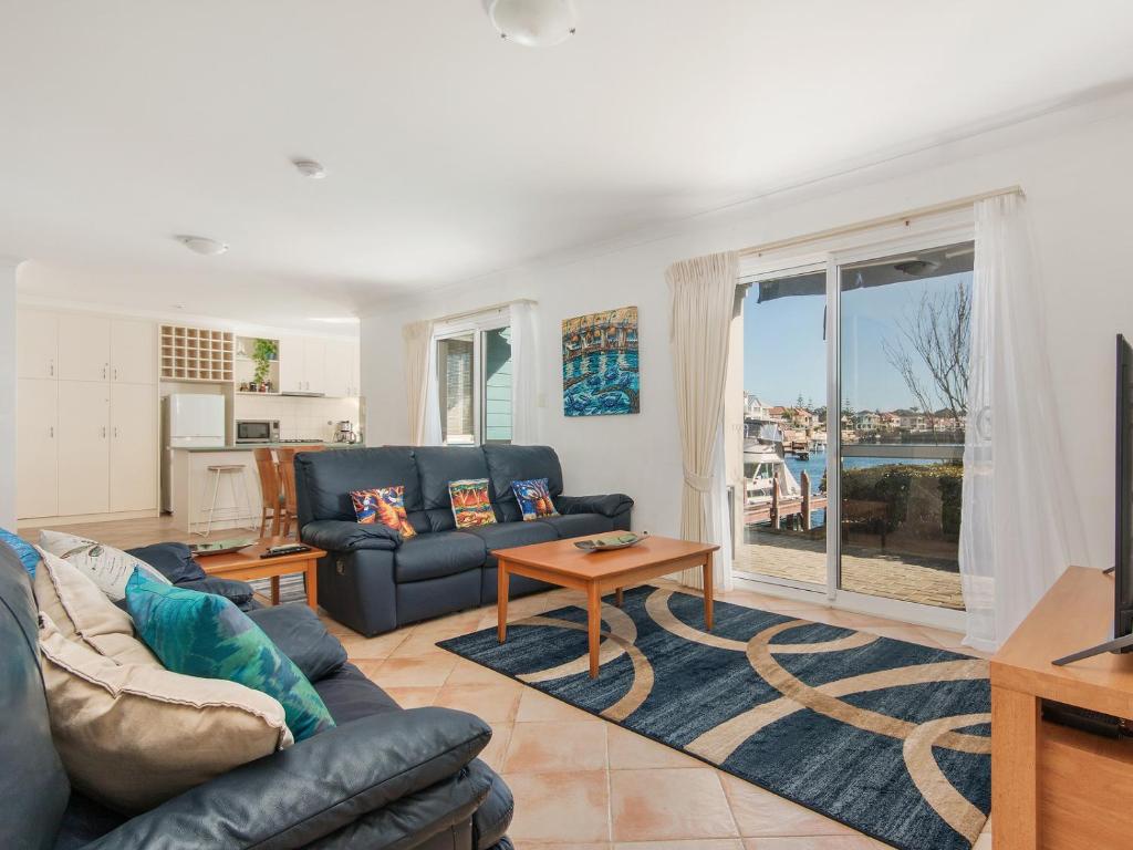 Waters Edge Apartment with Jetty - Tap to explore photos