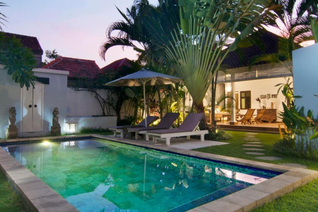 COZY 2 BR Villa Private POOL walk to the beach photo 1