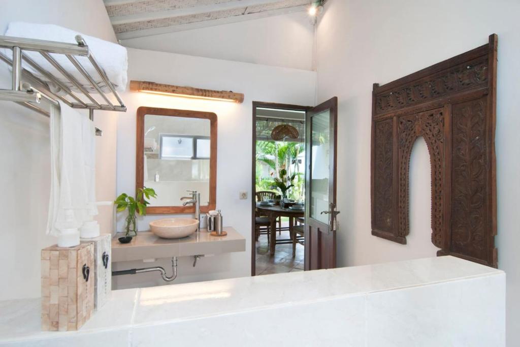 COZY 2 BR Villa Private POOL walk to the beach photo 2