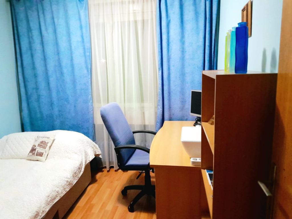 Comfy Room With Working Space in top Location