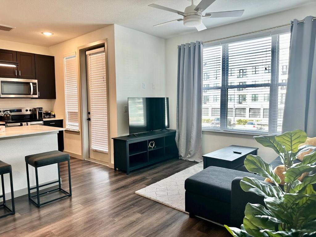 Cozy apartment near downtown HTX image