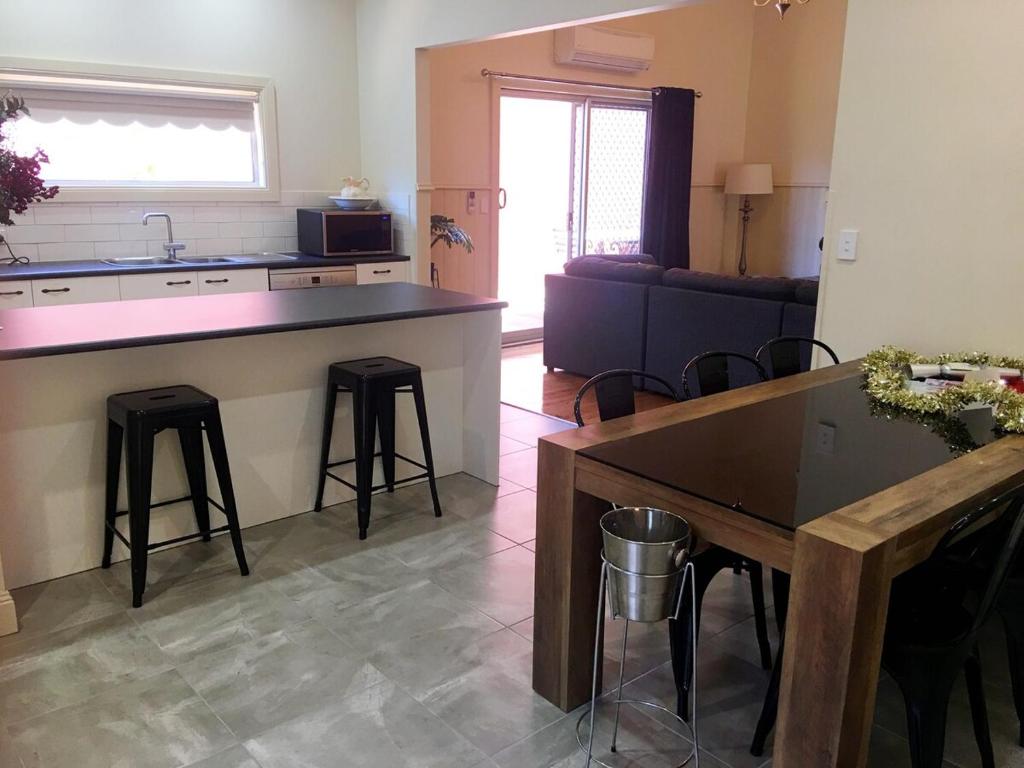 #1 Hargreaves Retreat Bendigo CBD PET FRIENDLY photo 4