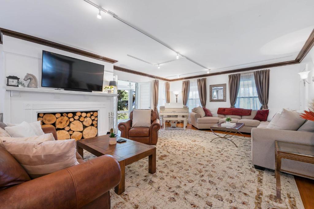 - King Bed - Massive Yard - Fully-Equipped Condo - image