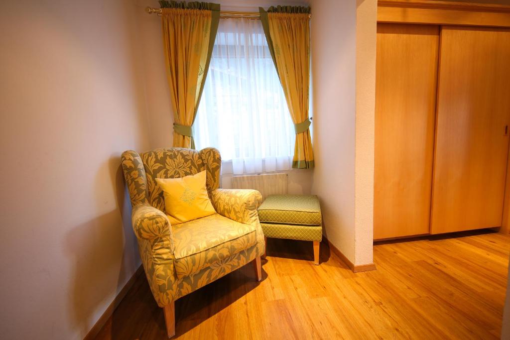 Трехместный (Улучшенный трехместный номер с балконом), Hotel Persal