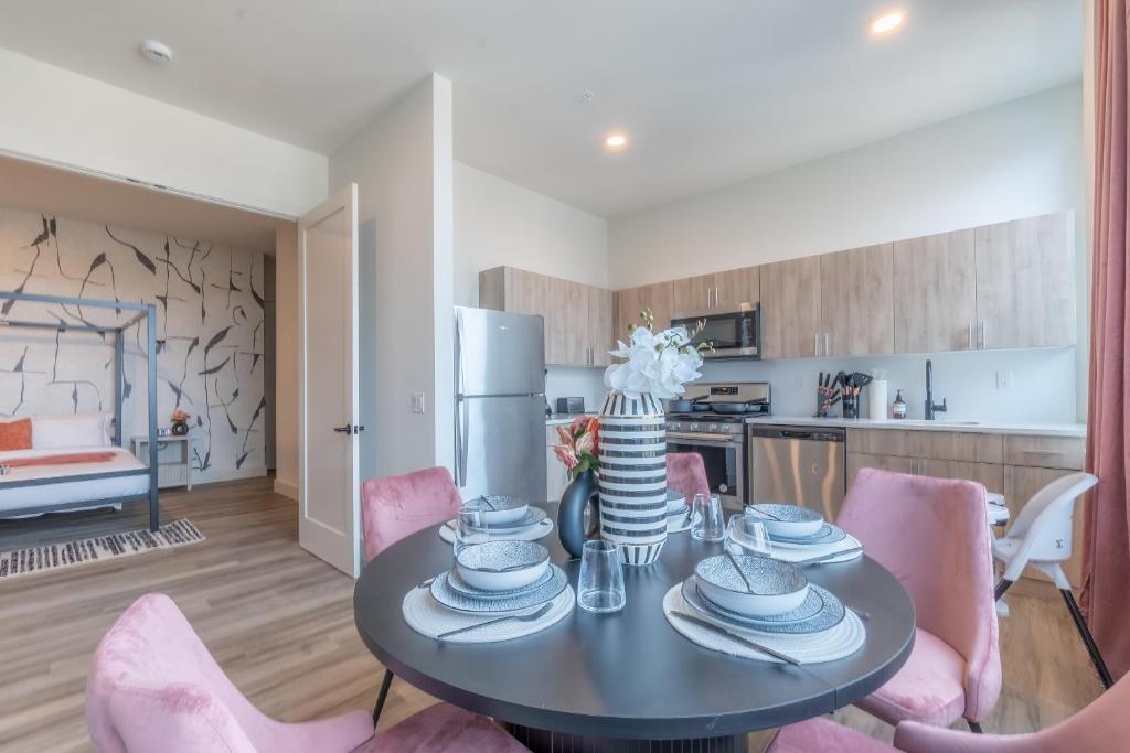 Rosy Retreat with NYC Views by the train, Free Parking, 3 beds, 20 Percent OFF 7 days image
