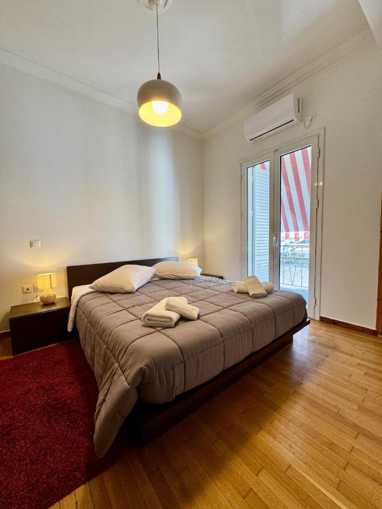 Bright Apartment Syntagma Square - Tap to explore photos