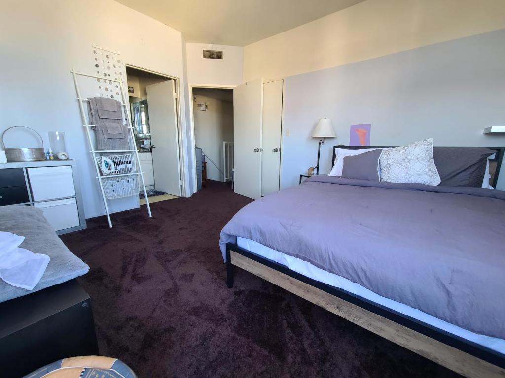 Guest Room in Sherman Oaks with private bathroom and balcony image