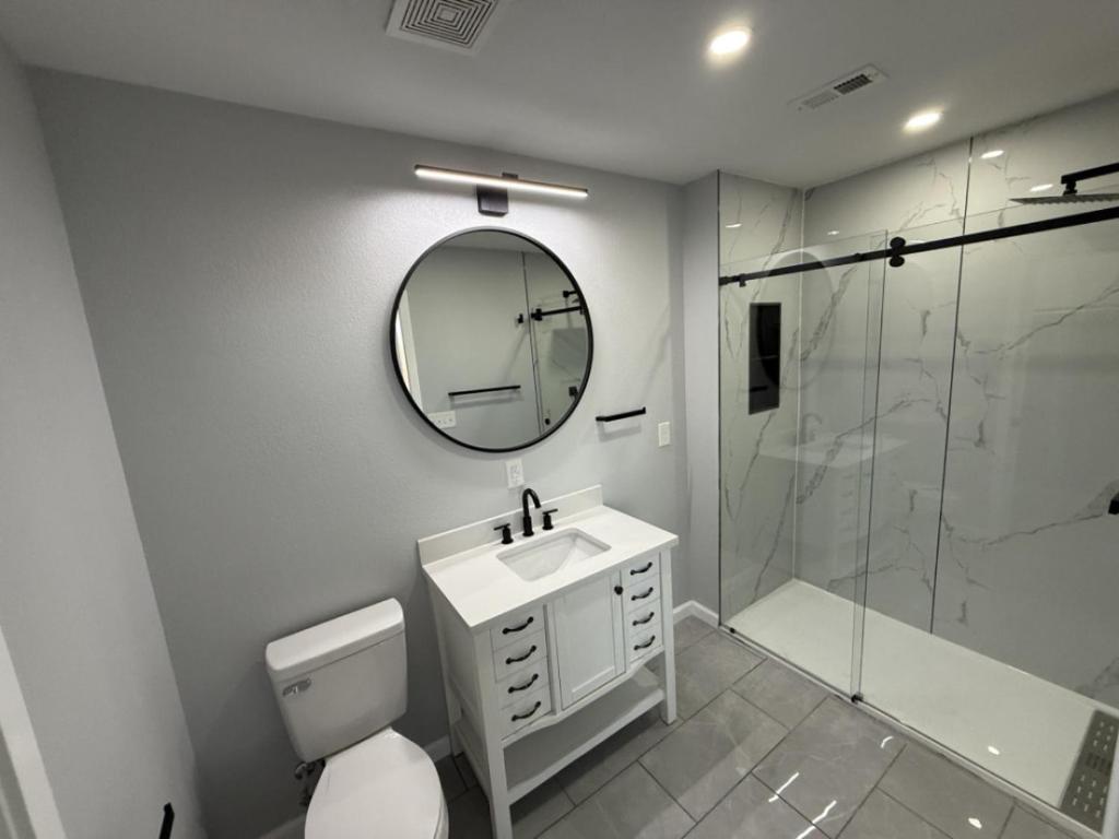 Modern High-Rise Apartment - 4 image
