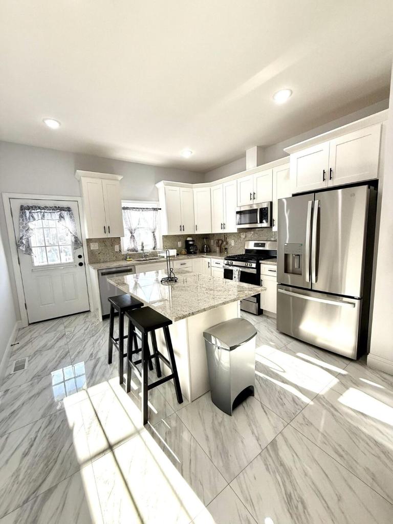 Family NYC Stay 3BR, 2BA Sleeps 8 image
