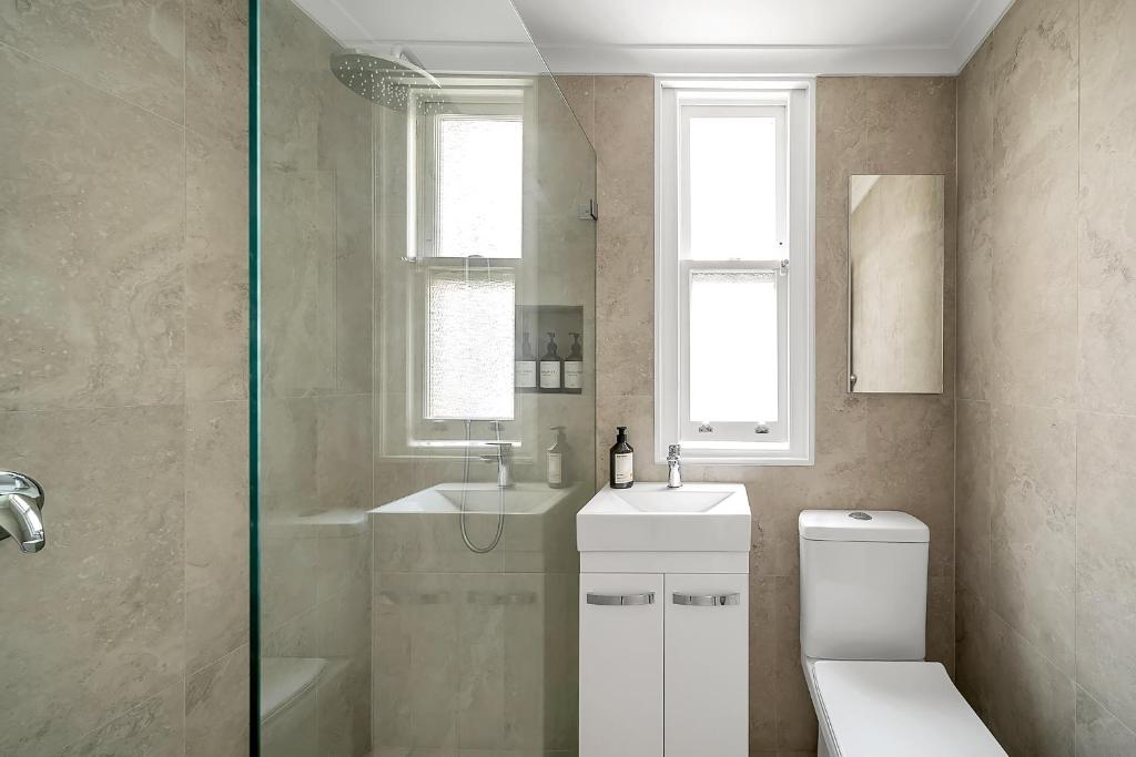 Renovated Harbourfront Home With Harbour Views photo 1