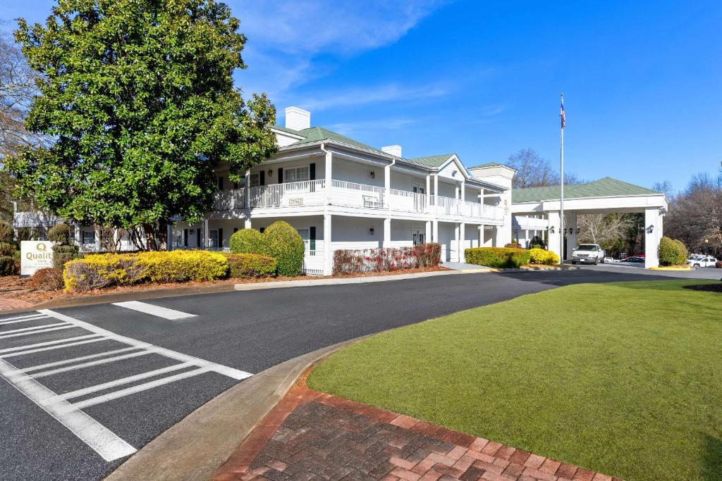 Quality Inn Fayetteville near Historic Downtown Square image