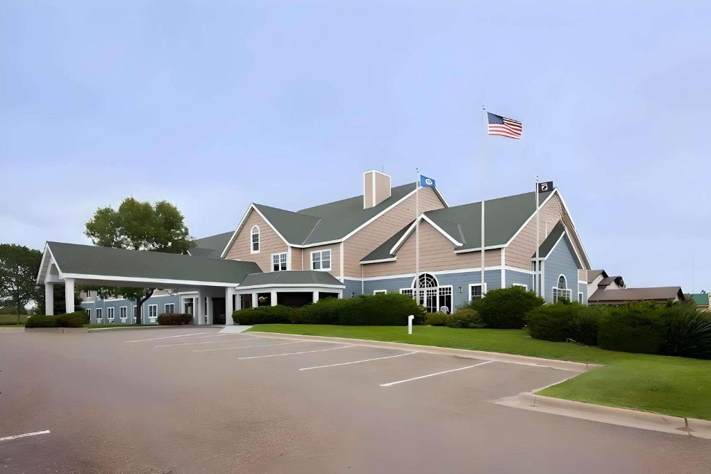 GrandStay Hotel & Suites Stillwater image