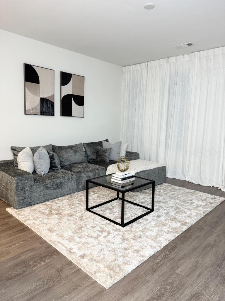 Luxury 2BR Close To Downtown image
