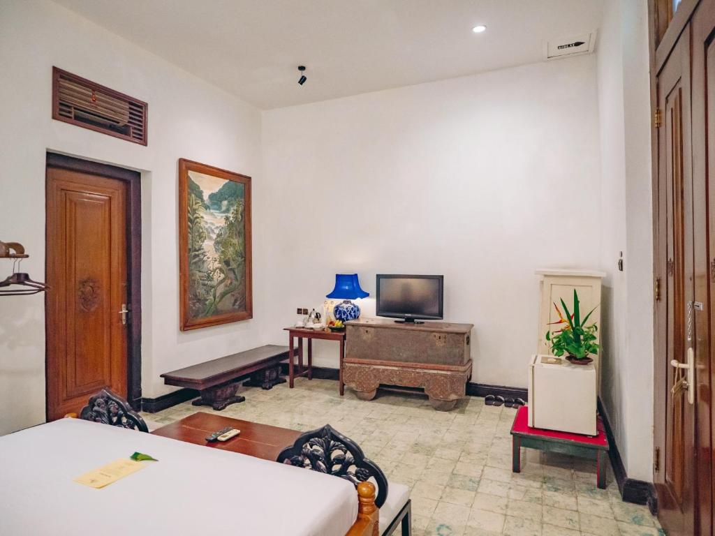 Hotel Tugu Blitar - Tap to explore photos