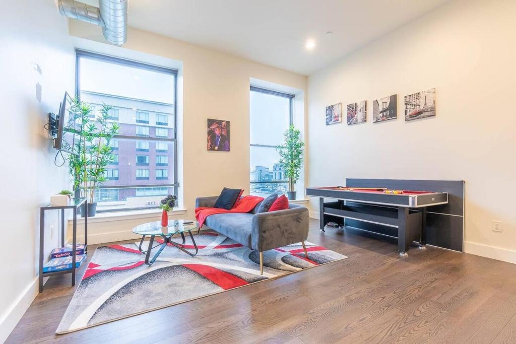2BR Stylish Apt, FREEParking, Near NYC & Airport image