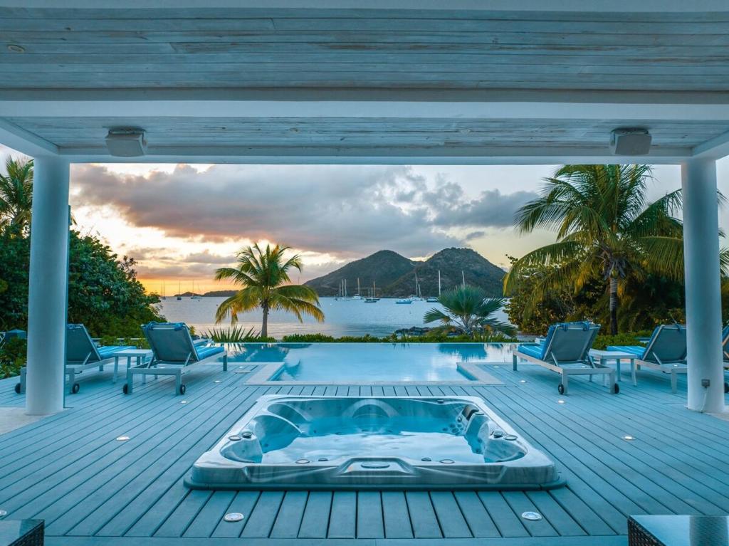 Luxurious Beachfront Villa Jolly Harbour photo 1