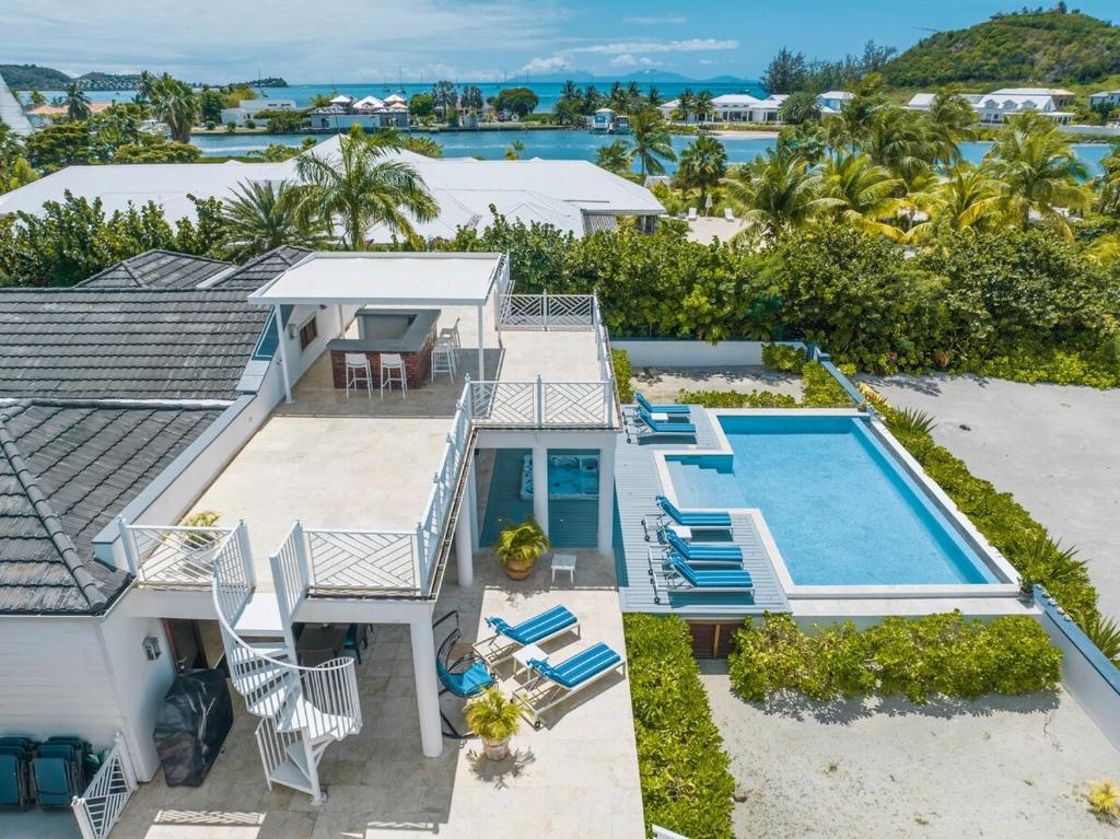 Luxurious Beachfront Villa Jolly Harbour photo 3