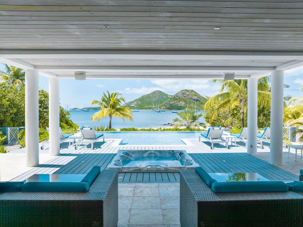 Luxurious Beachfront Villa Jolly Harbour photo 4