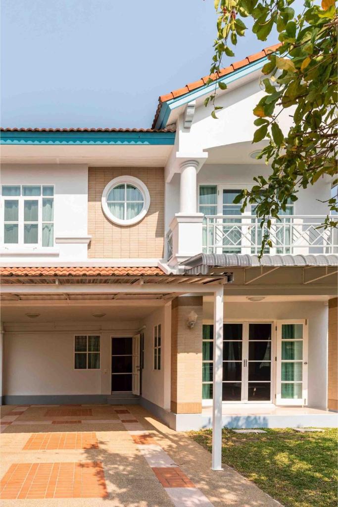 Top family house in peaceful area with lake view 3BR 15 mins to city, Chiang Mai
