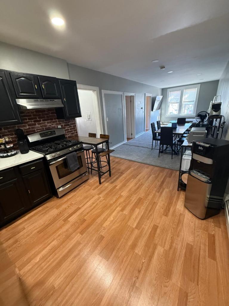 Huge 3 Bedroom 1 Bathroom apartment less than 5 minutes from Newark Airport 25 minutes away from NYC and 5 minutes from train station image