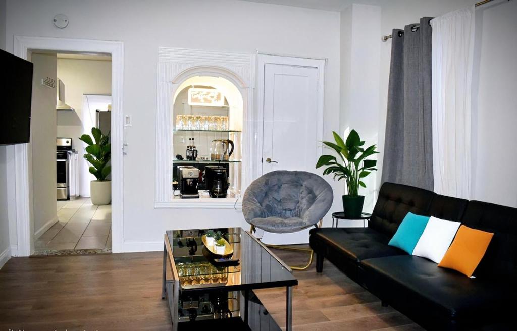 Cozy Cafe, Walk to The Mall, 30min to NYC & 5min to EWR image